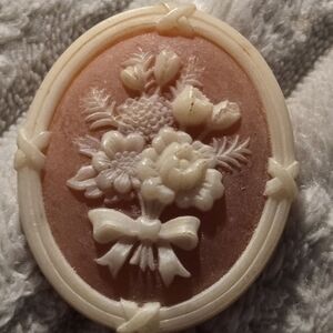 Avon vintage carved flower brooch ; no return mint condition